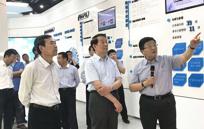 江苏发展大会连云港籍嘉宾莅临金年会金字招牌药业参观考察