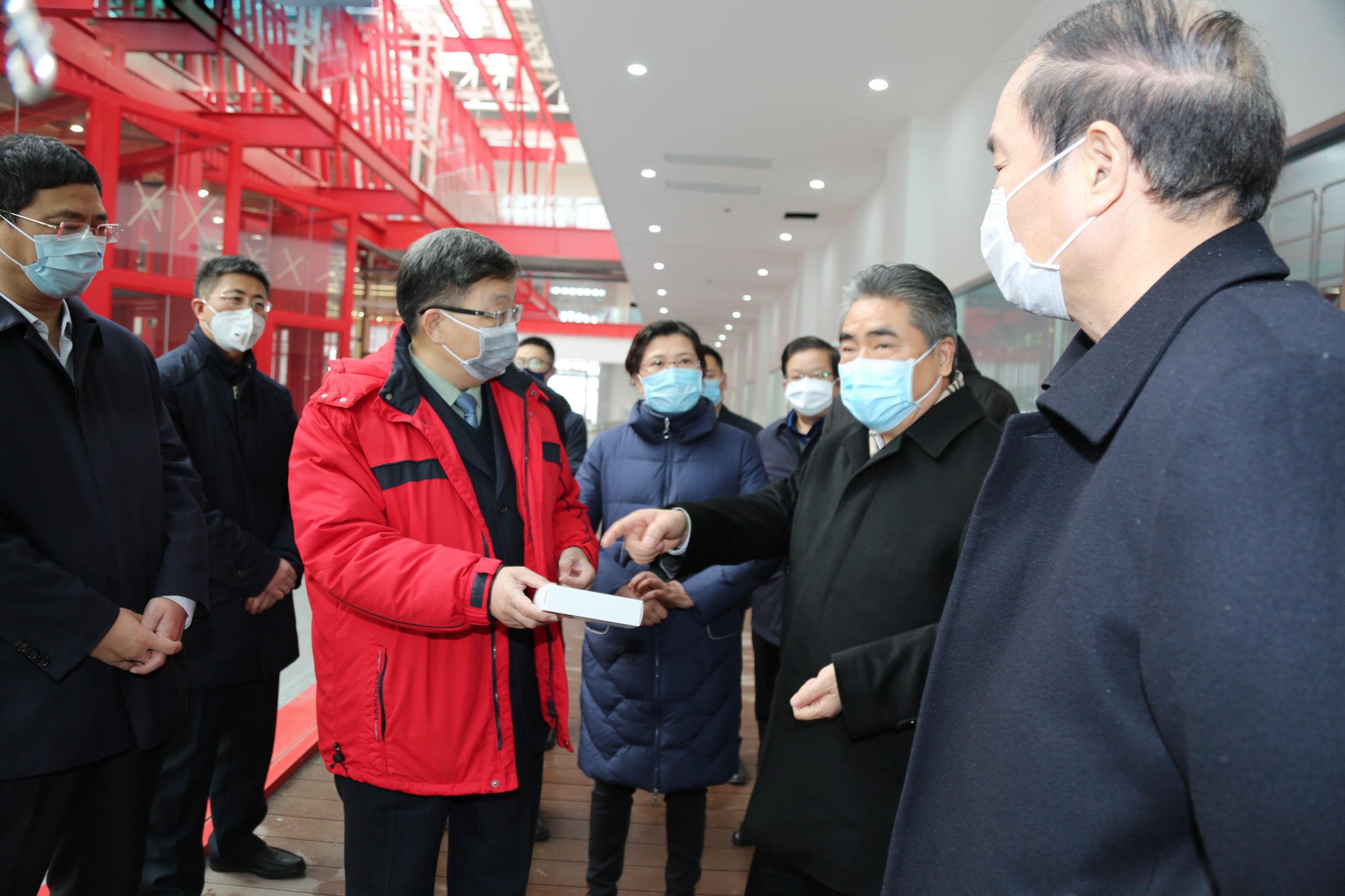市委书记项雪龙一行莅临金年会金字招牌药业 关怀指导新冠肺炎防控药物生产工作