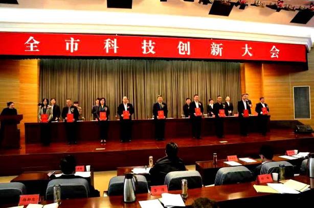 连云港召开科技创新大会 金年会金字招牌药业荣获“科技创新领军单位及领军人物”两项大奖